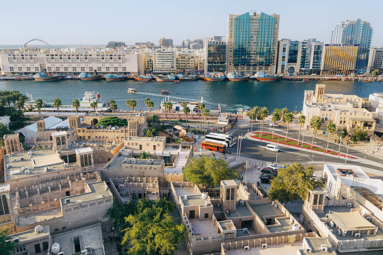 Liburan di Dubai menawarkan perpaduan sempurna antara kemewahan modern dan petualangan gurun.